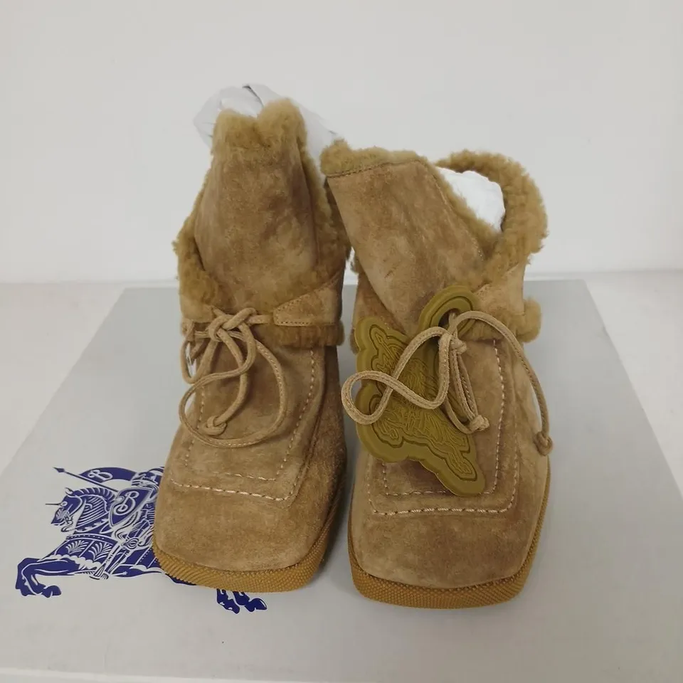 BURBERRY WOMEN'S TAN SUEDE SHEARLING-LINED ANKLE BOOTS – UK 7.5 (EU 40.5)