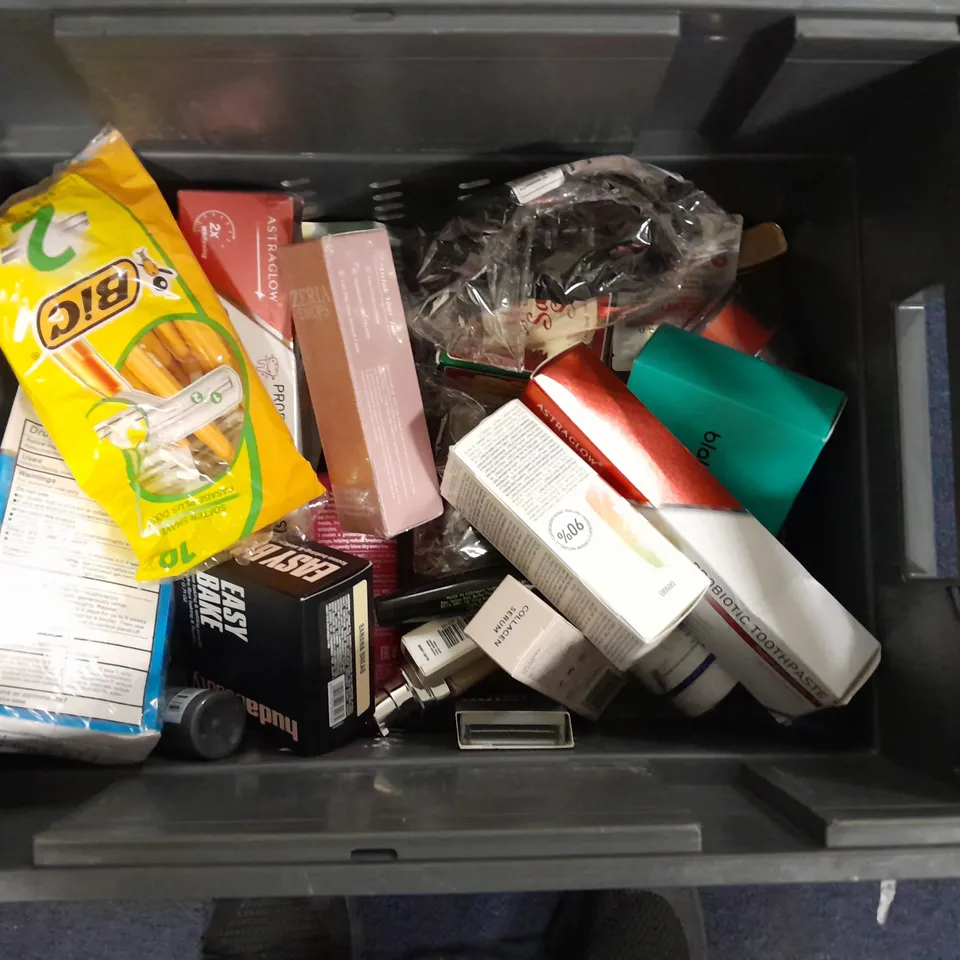 APPROXIMATELY 20 ASSORTED HEALTH & BEAUTY ITEMS TO INCLUDE - JOHNSON'S BEDTIME BABY BATH, SUDOCREM AND RIGHT GUARD SHOWER GEL