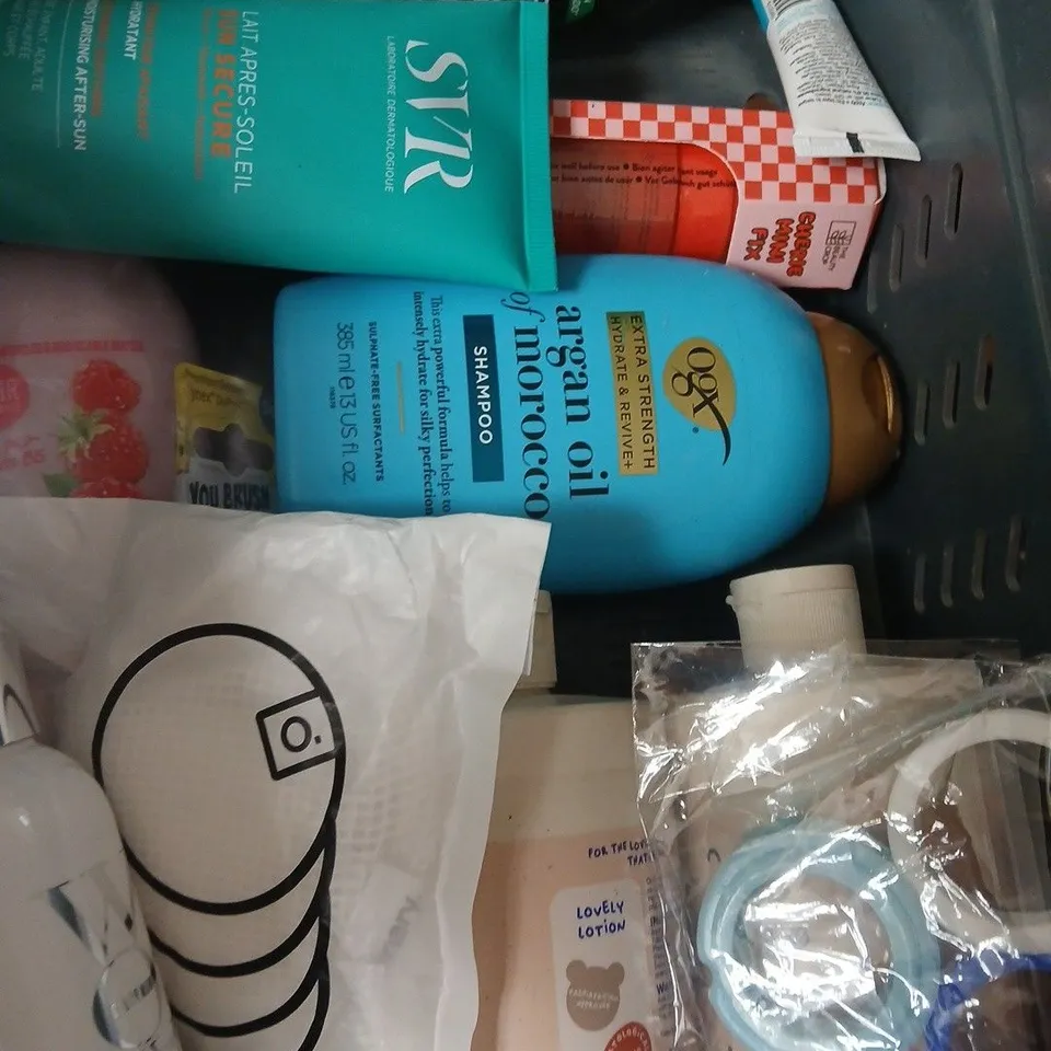 APPROX 12 ASSORTED BEAUTY PRODUCTS TO INCLUDE PHILIP KINGSLEY SCALP TONER, HEAD&SHOULDERS CONDITIONER, SKINNY TAN ERASER, ETC 