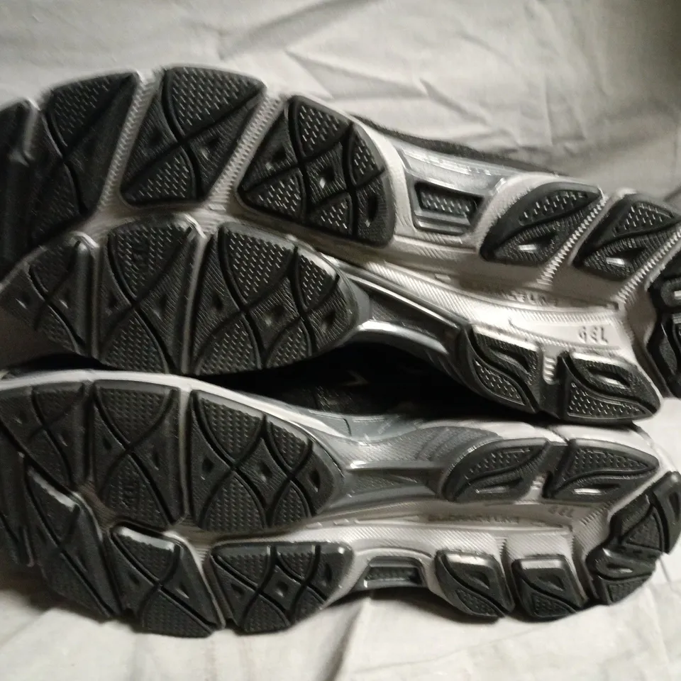 ASICS RUNNING SHOES IN BLACK/GREY - UK 10