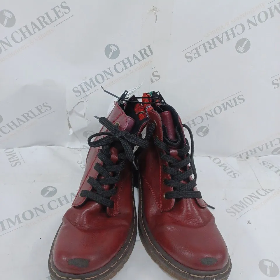 BOXED PAIR OF RIEKER RED INTEREST COLOUR BOOT SIZE 6 