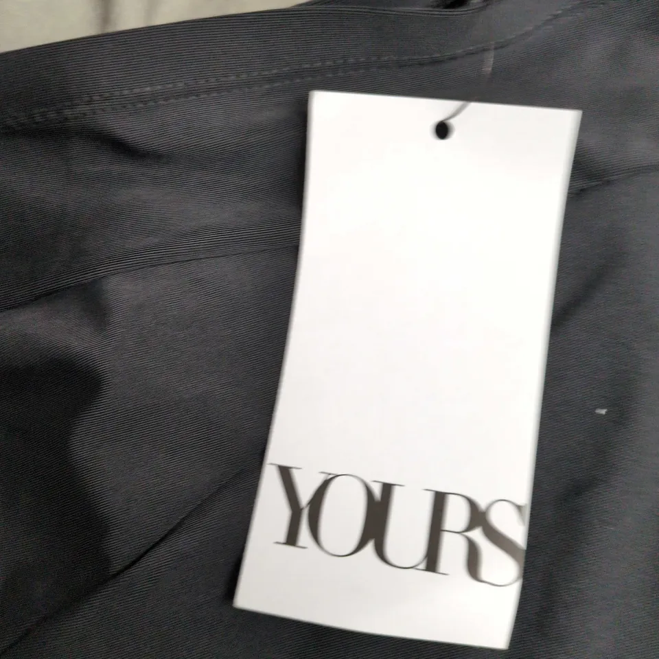 YOURS CLOTHING WOMEN'S SHORTS – UK 18 – BLACK