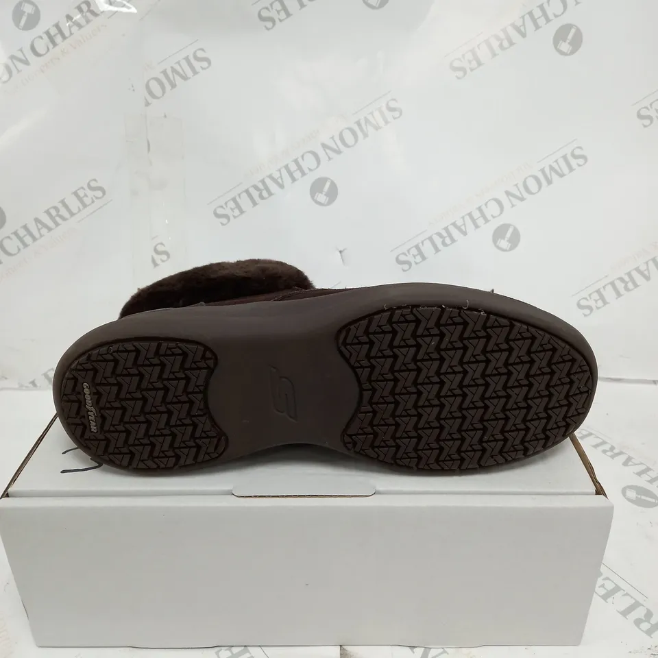 SKECHERS GO WALK STABILITY SUEDE BOOT, CHOCOLATE - SIZE 5.5