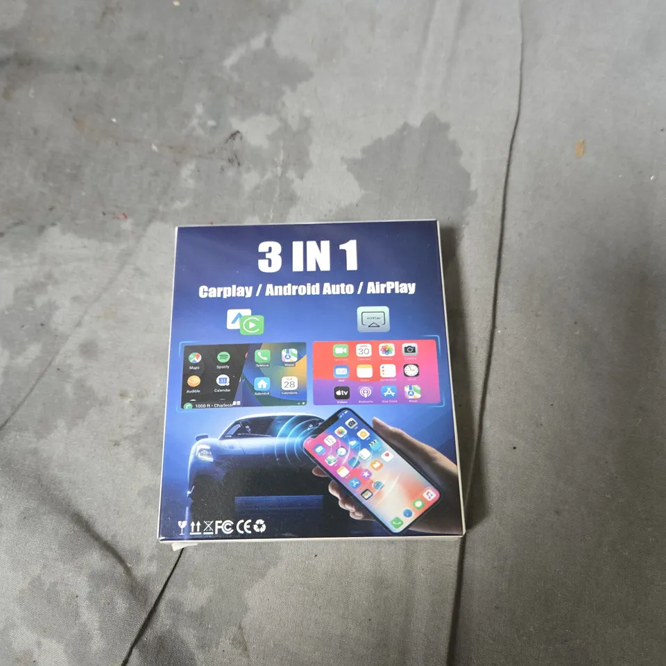 APPROXIMATELY 12 ASSORTED AUTOMOTIVE ITEMS INCLUDING 3 IN 1 CAR PLAY , TRP BULB AND 3PC SOCKET DRIVER SET