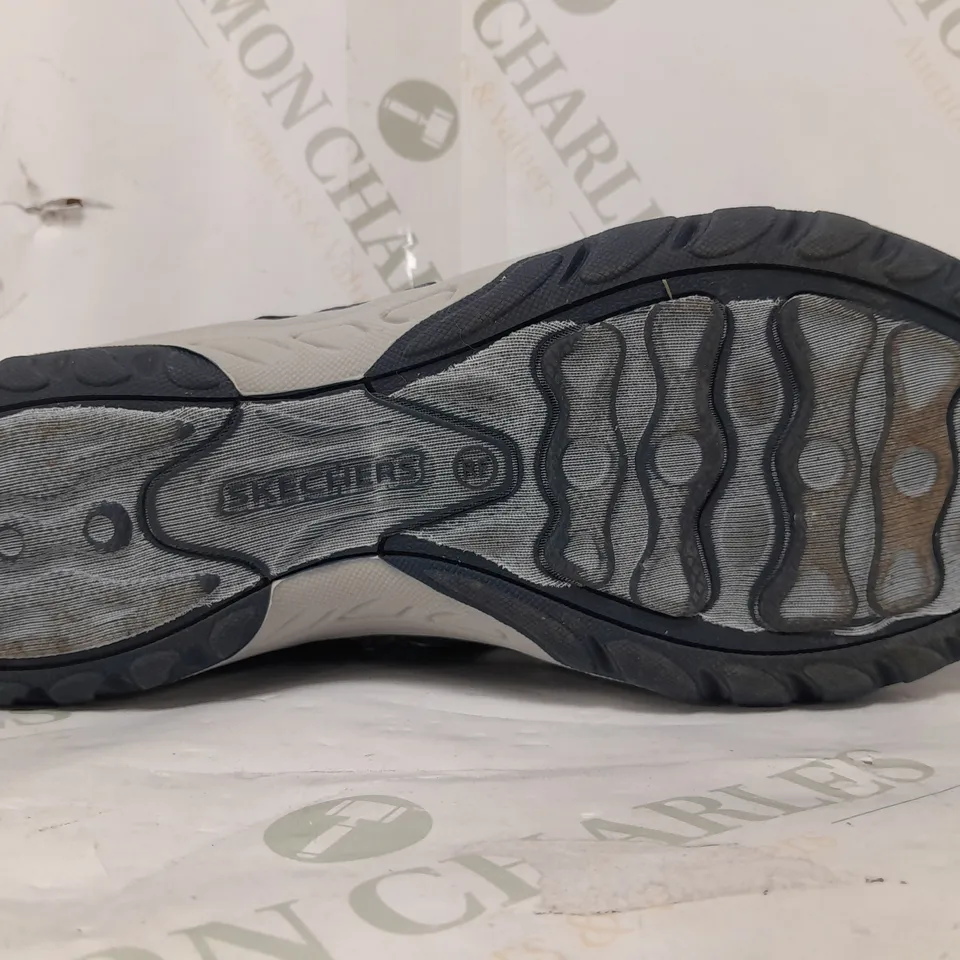 PAIR OF SKECHERS REGGAE 2.0 SHOES IN NAVY SIZE 7