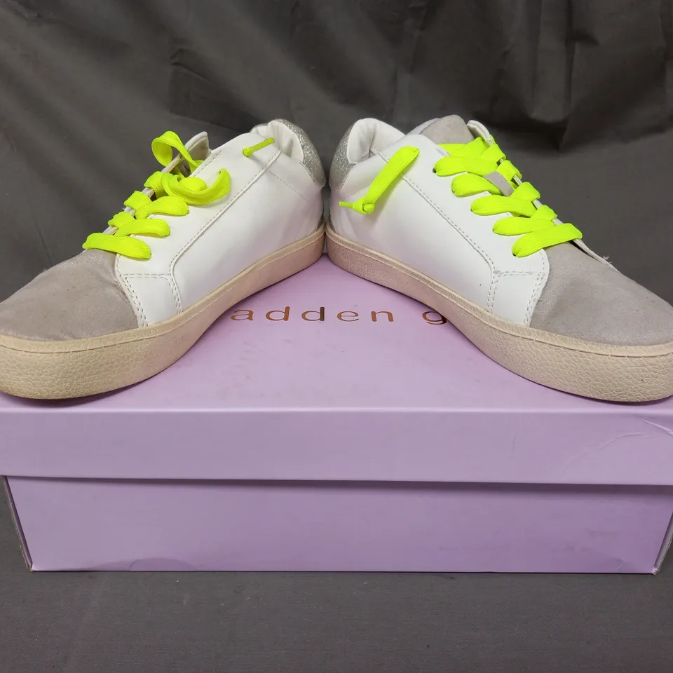 BOXED PAIR OF MADDEN GIRL LINLEE SNEAKERS IN WHITE/METALLIC SILVER UK SIZE 3