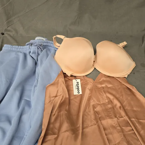 APPROXIMATELY 20 ASSORTED CLOTHING PRODUCTS IN VARIOUS STYLES & SIZES TO INCLUDE JACKETS, T-SHIRTS, DRESSES ETC