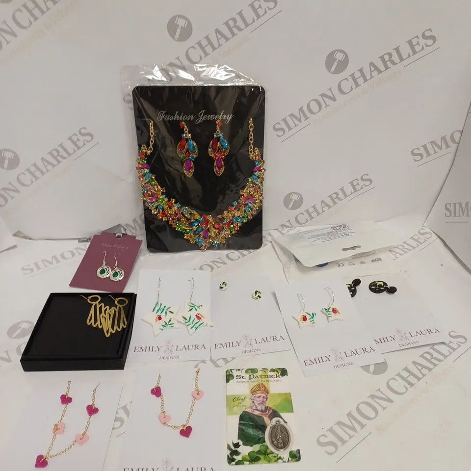 APPROXIMATELY 25 ASSORTED COSTUME JEWELLERY ITEMS TO INCLUDE EARRINGS, NECKLACE, PENDANTS ETC 