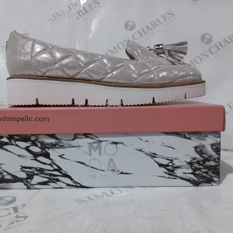 BOXED PAIR OF MODA IN PELLE ETEENA QUILTED LEATHER LOAFERS IN ROSE GOLD SIZE 7