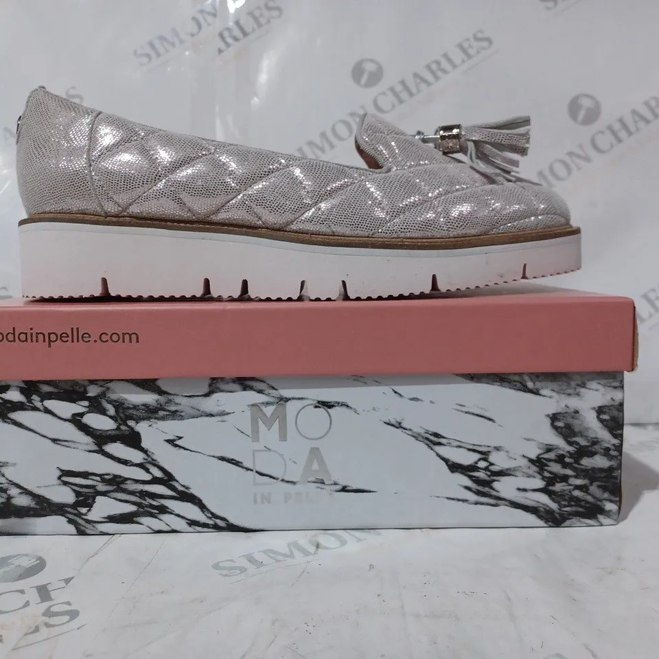 BOXED PAIR OF MODA IN PELLE ETEENA QUILTED LEATHER LOAFERS IN ROSE GOLD SIZE 7