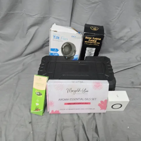 APPROXIMATELY 15 ASSORTED ITEMS TO INCLUDE TILT FAN, ROSE TABLE LAMP, AROMA ESSENTIAL OILS SET, ETC
