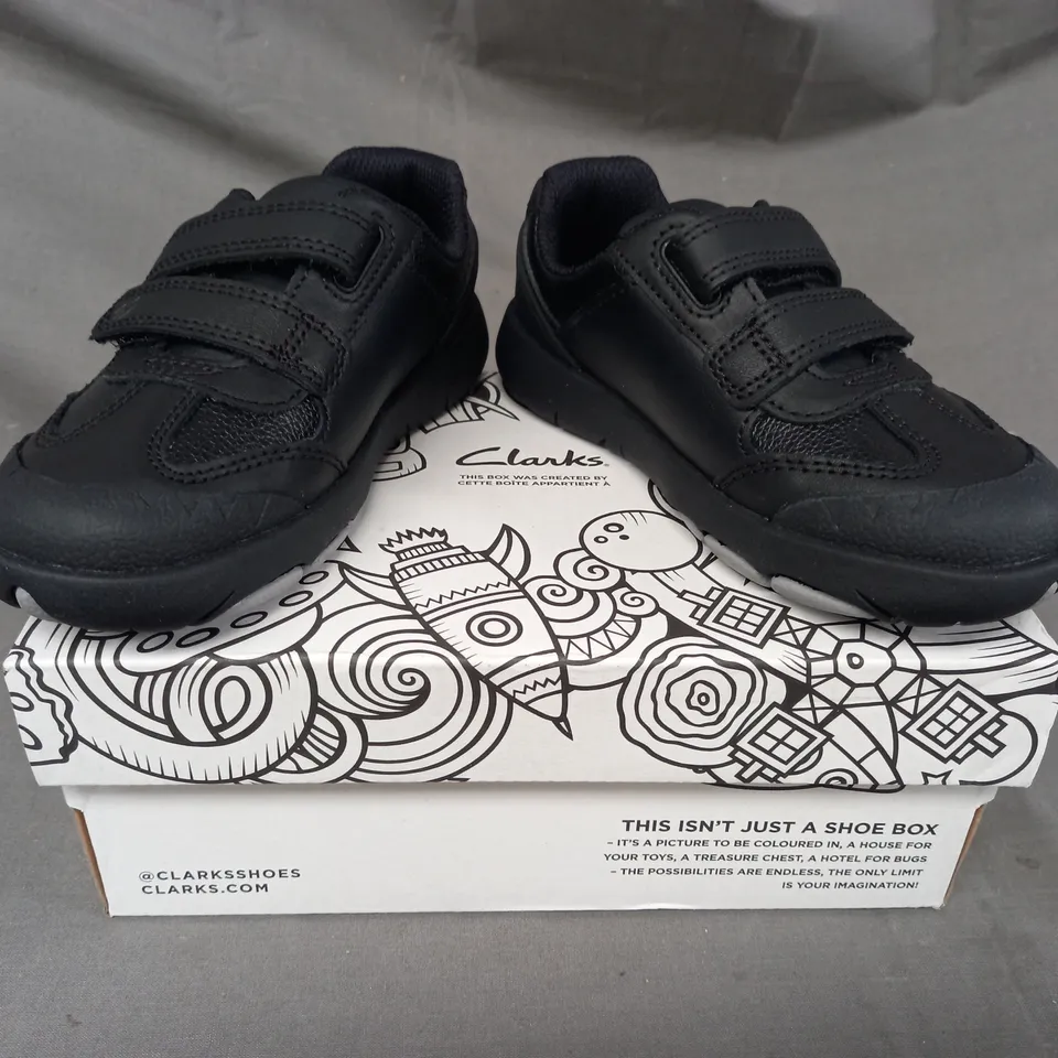 BOXED PAIR OF CLARKS REX STRIDE KIDS SHOES IN BLACK UK SIZE 9.5