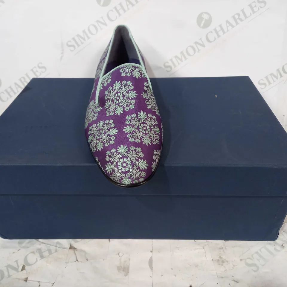 BOXED PAIR OF MANOLO BLAHNIK SLIP-ON SHOES IN PURPLE/BLUE EU SIZE 40