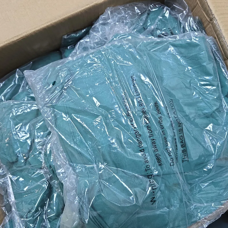 APPROXIMATELY 30 ASSORTED TAMSY CLOTHING ITEMS IN VARIOUS SIZES & STYLES