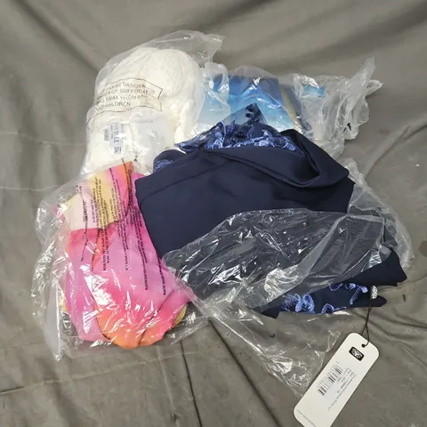 APPROXIMATELY 20 ASSORTED CLOTHING ITEMS IN VARIOUS STYLES AND SIZES 