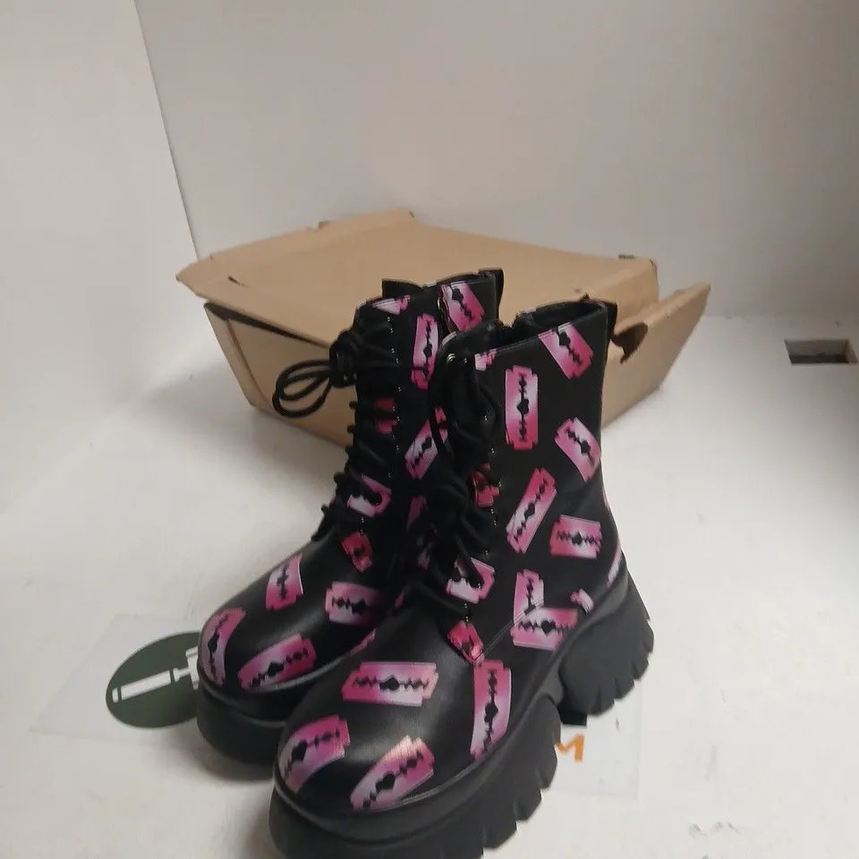 KOI WOMEN’S BLACK BOOTS WITH PINK RAZOR PATTERN – UK 6