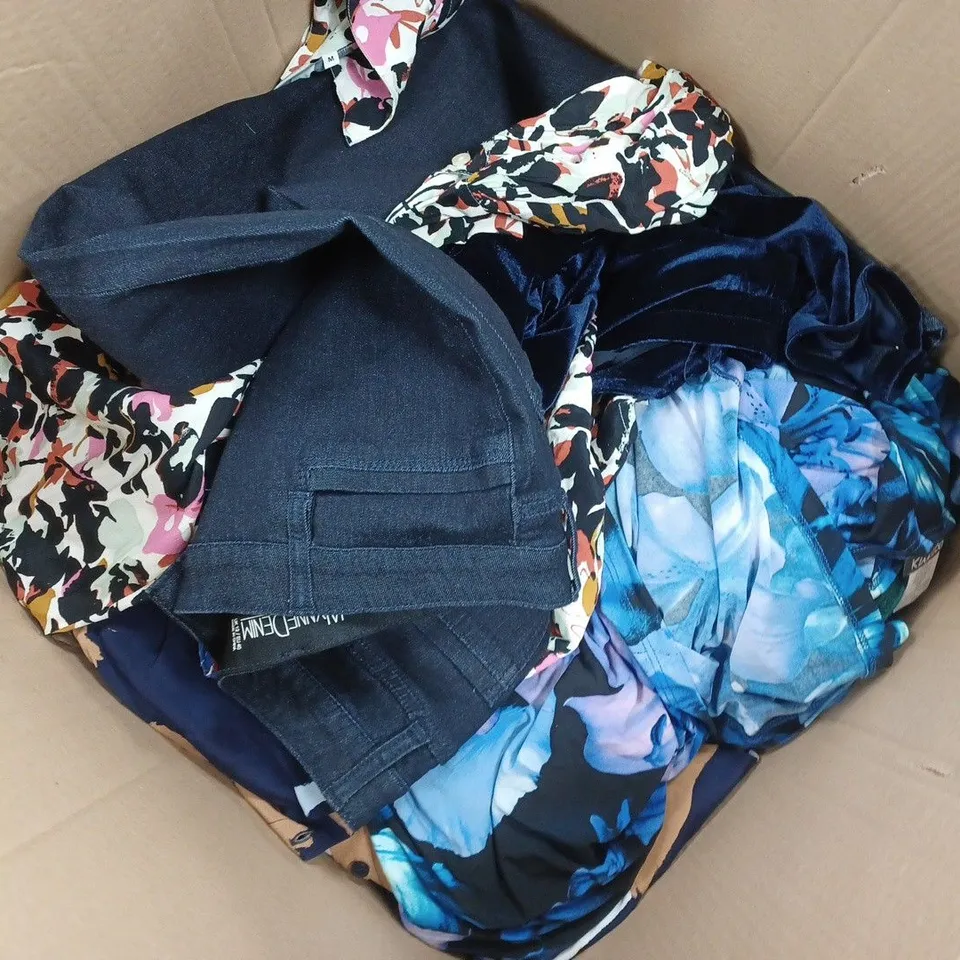 APPROXIMATELY 10 ASSORTED CLOTHING ITEMS TO INCLUDE JEANS, DRESSES, TROUSERS, ETC