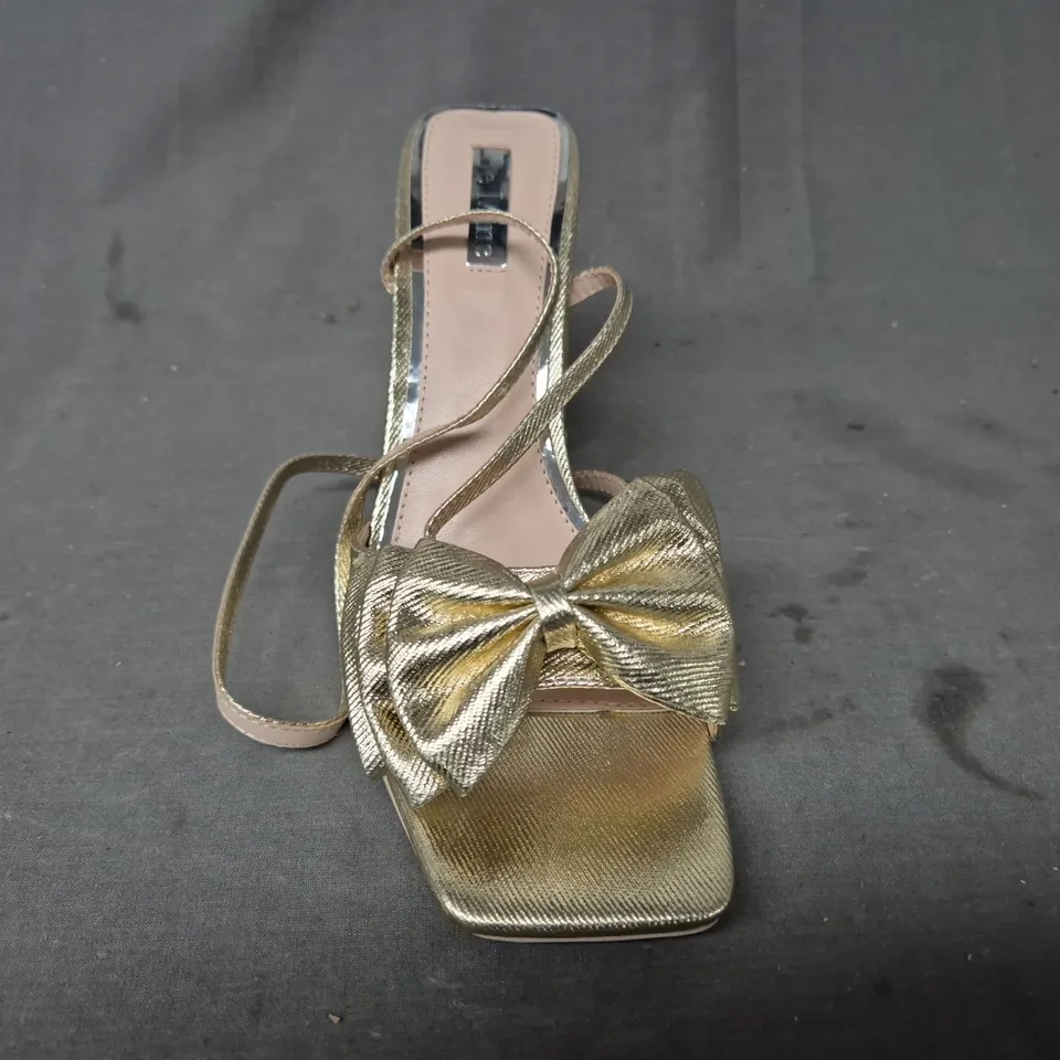 BOXED PAIR OF BE MINE BLOCK HEEL OPEN TOE SANDALS IN METALLIC GOLD W. BOW DETAIL UK SIZE 7