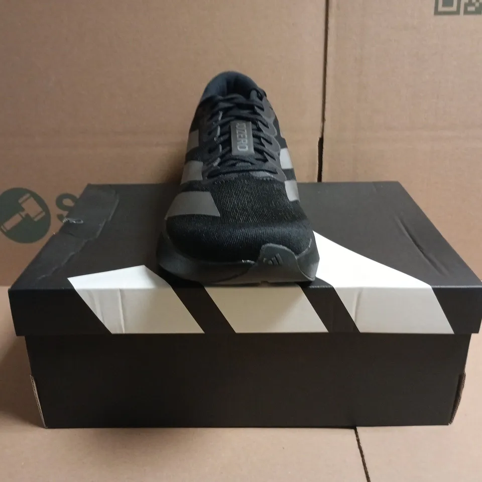 BOXED PAIR OF ADIDAS ADIZERO EVO SL TRAINERS IN BLACK/GREY SIZE UK 7