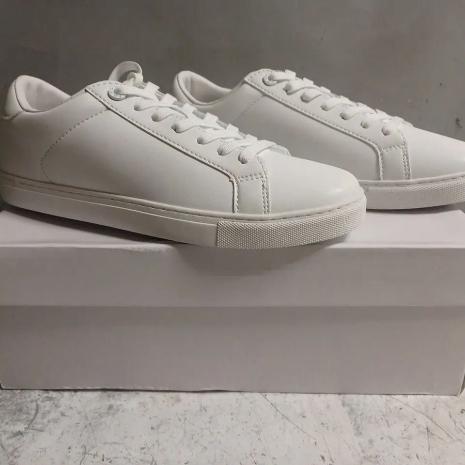 BOXED PAIR OF KURT GEIGER LACE UP SHOES IN WHITE SIZE EU 41