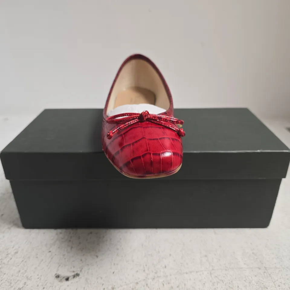 BOXED PAIR OF HOBBS LONDON CASEY BALLERINA SHOES IN RED SIZE UK 4