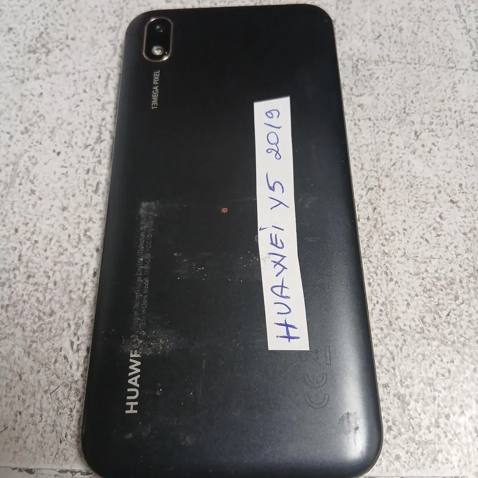 HUAWEI SMARTPHONE – BLACK, CRACKED FRONT SCREEN (POWER-ON VISIBLE)