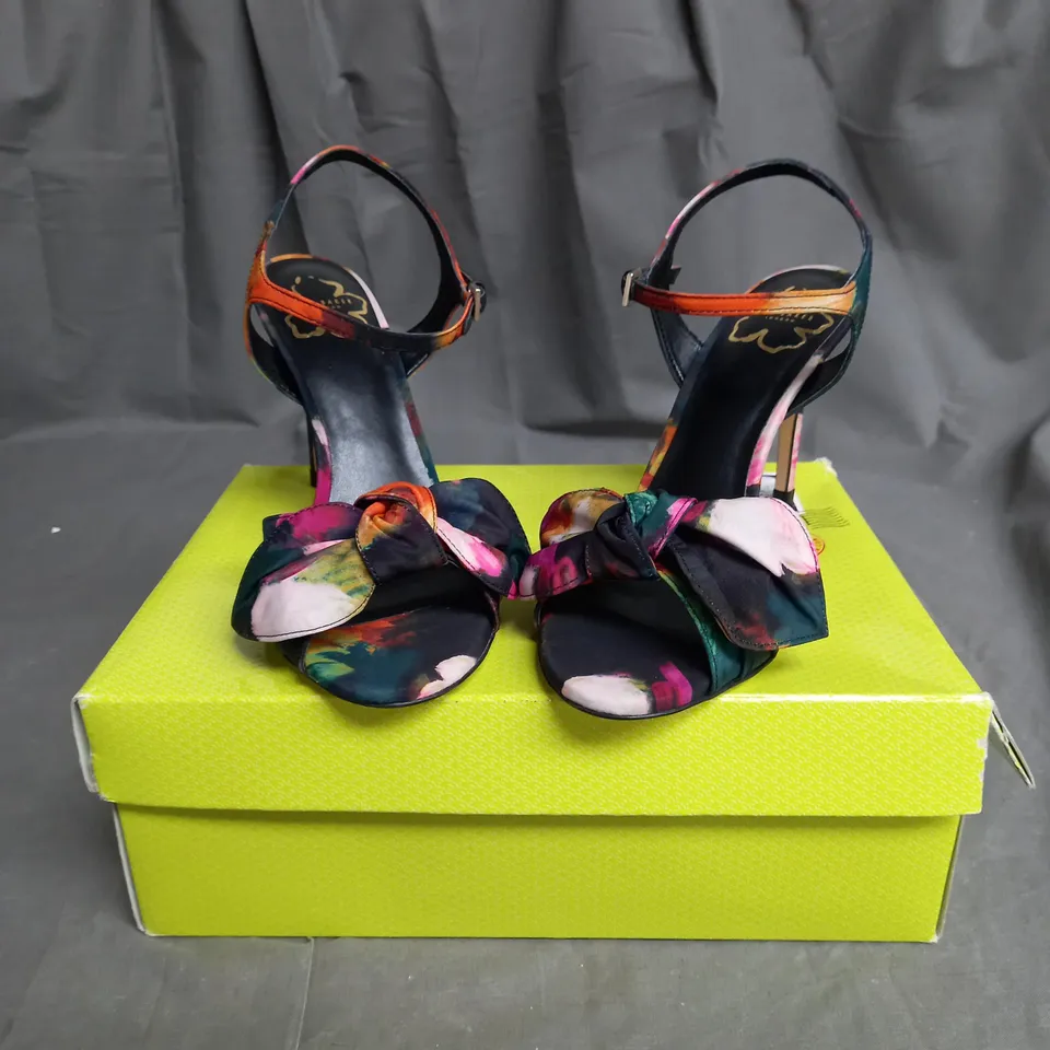 BOXED PAIR OF TED BAKER LONDON ART PRINT HEELED BOW SANDALS SIZE 6