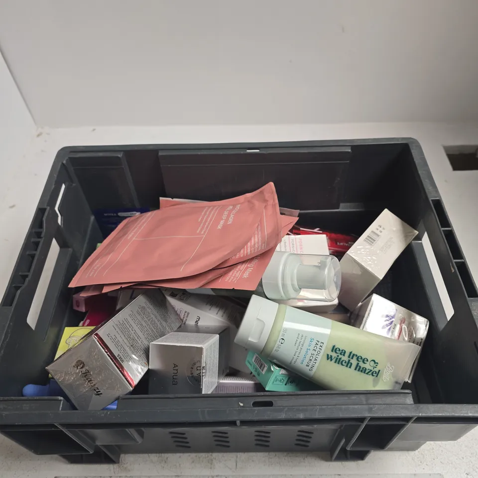 TOTE OF APPROXIAMTELY 10 ASSORTED ITEMS INCLUDING BOOTS EXFOLIATING FACE SCRUB, ANUA NIACINAMIDE 10 TXA 4 SERUM AND BOOTS FOAMING FACE WASH