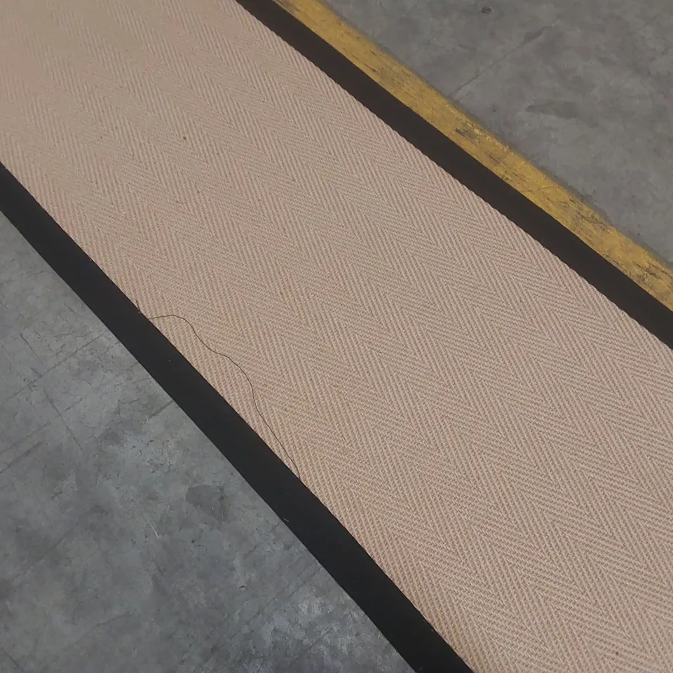 QUALITY DESIGNER RUG - APPROXIMATELY 785 x 60cm