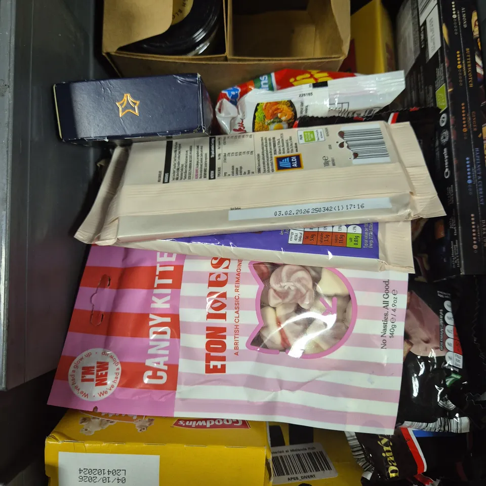 APPROXIMATELY 15 ASSORTED FOOD/DRINK PRODUCTS TO INCLUDE GRIND COFFEE PODS, SQUISHIES, SCOTTISH HONEY ETC 