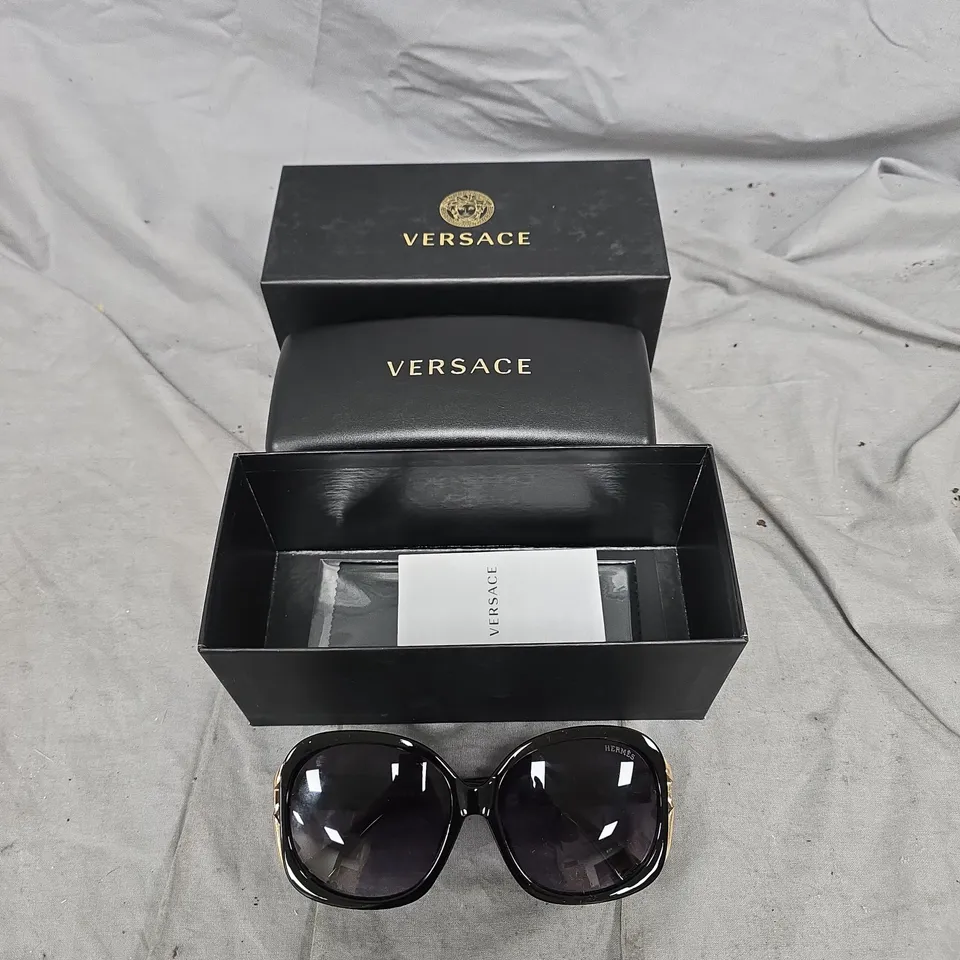 VERSACE SUNGLASSES - BLACK OVERSIZED SQUARE FRAME WITH PURPLE LENSES AND GOLD-TONE ACCENTS VERSACE SUNGLASSES OVE4416U