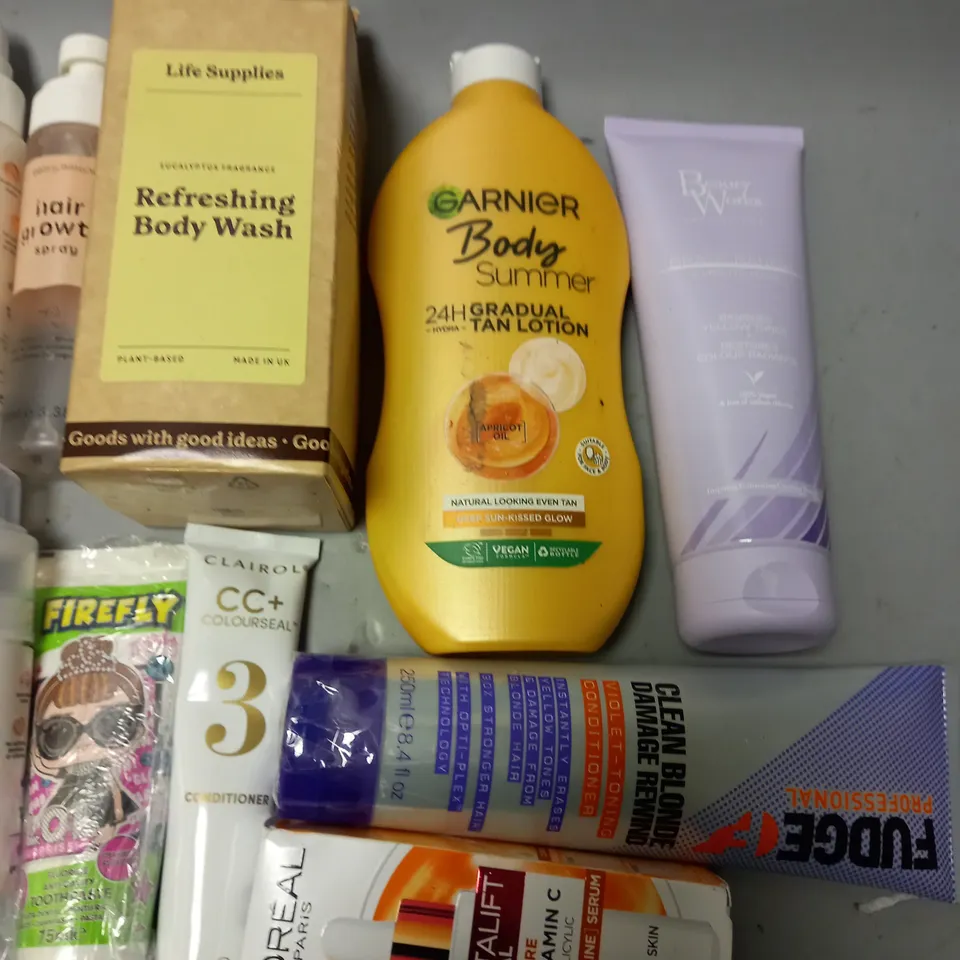 LOT OF APPROXIMATELY 20 ASSORTED HEALTH AND BEAUTY ITEMS TO INCLUDE GEORGIMANE FRIZZ SERUM, BODY SHOP HANDWASH AND LOEAL REVITALIFT CLINICAL SERUM