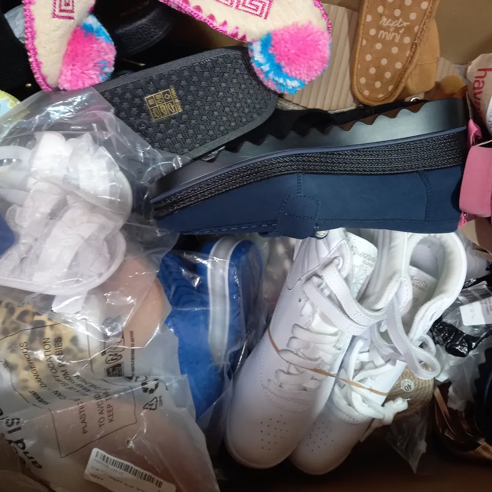 BOX OF APPROXIMATELY 20 ASSORTED PAIRS OF SHOES IN VARIOUS STYLES & SIZES TO INCLUDE HOT TUNA, ZARA, DUNLOP, ETC