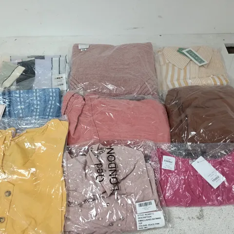 LOT OF APPROXIMATELY 35 ASSORTED CLOTHING ITEMS IN VARIOUS STYLES AND SIZES