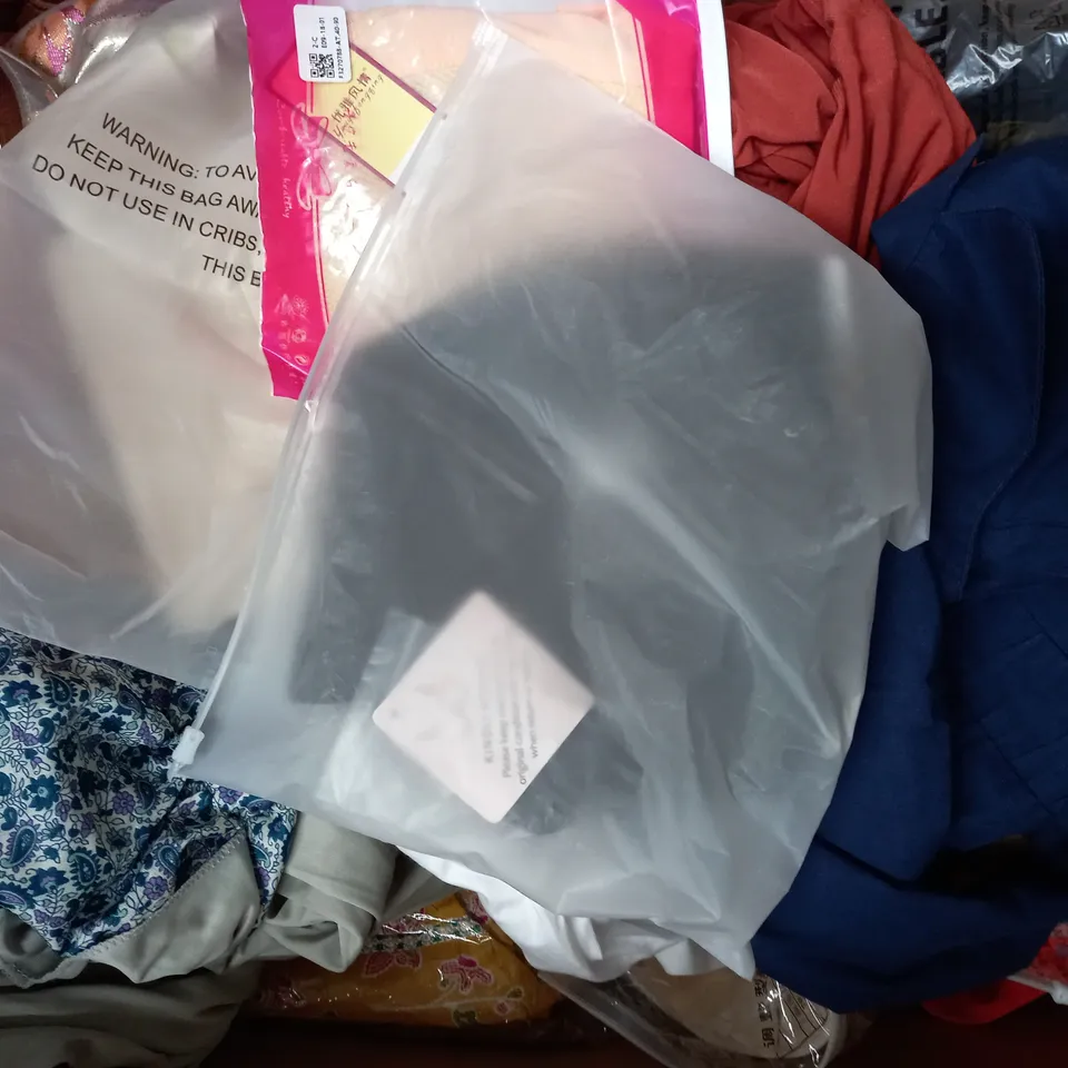 BOX OF APPROXIMATELY 20 ASSORTED CLOTHING AND FASHION ITEMS IN VARIOUS COLOURS, STYLES, AND SIZES - COLLECTION ONLY
