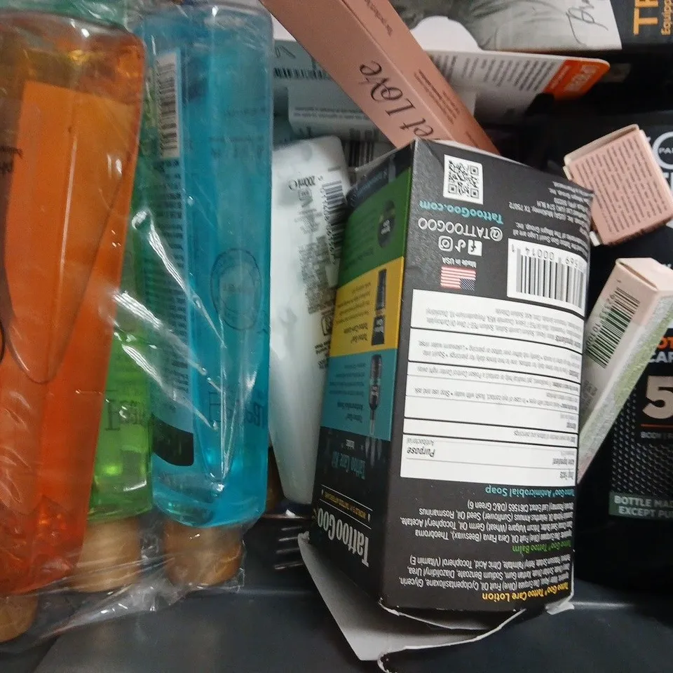 APPROXIMATELY 15 ASSORTED COSMETIC ITEMS INCLUDING VARIOUS MAKES AND BRANDS - COLLECTION ONLY