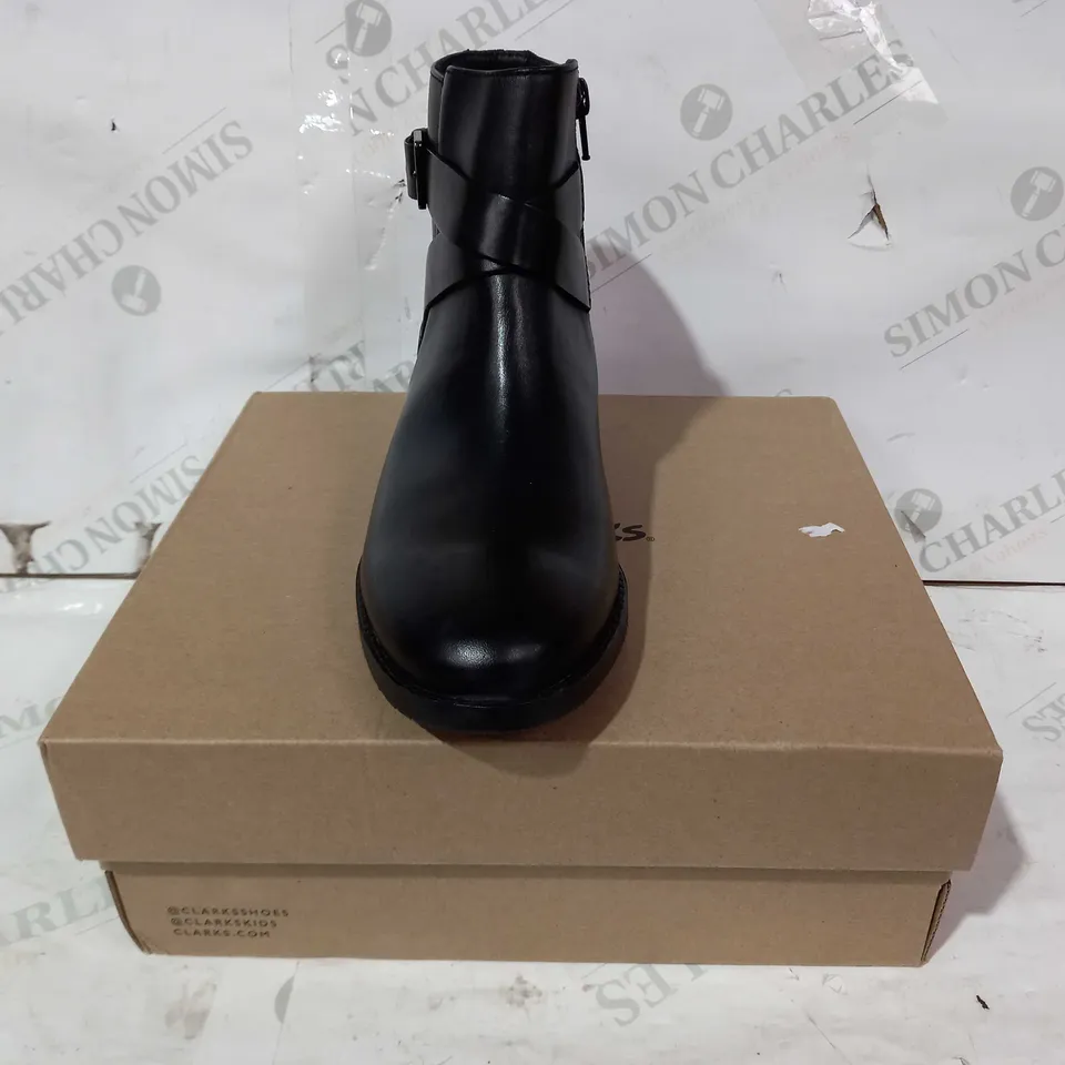 BOXED PAIR OF CLARKS HAMBLE BUCKLE LEATHER ANKLE BOOTS IN BLACK UK SIZE 4.5
