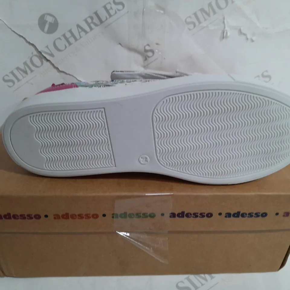 BOXED ADESSO FAYE ZIP TRAINER IN WHITE - SIZE 3 