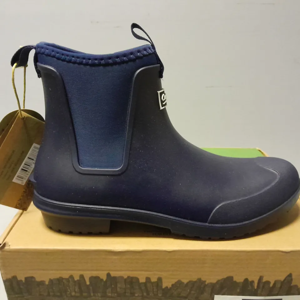 BOXED PAIR OF COTSWOLD GROSVENOR WELLYBOOTS IN NAVY - UK 6