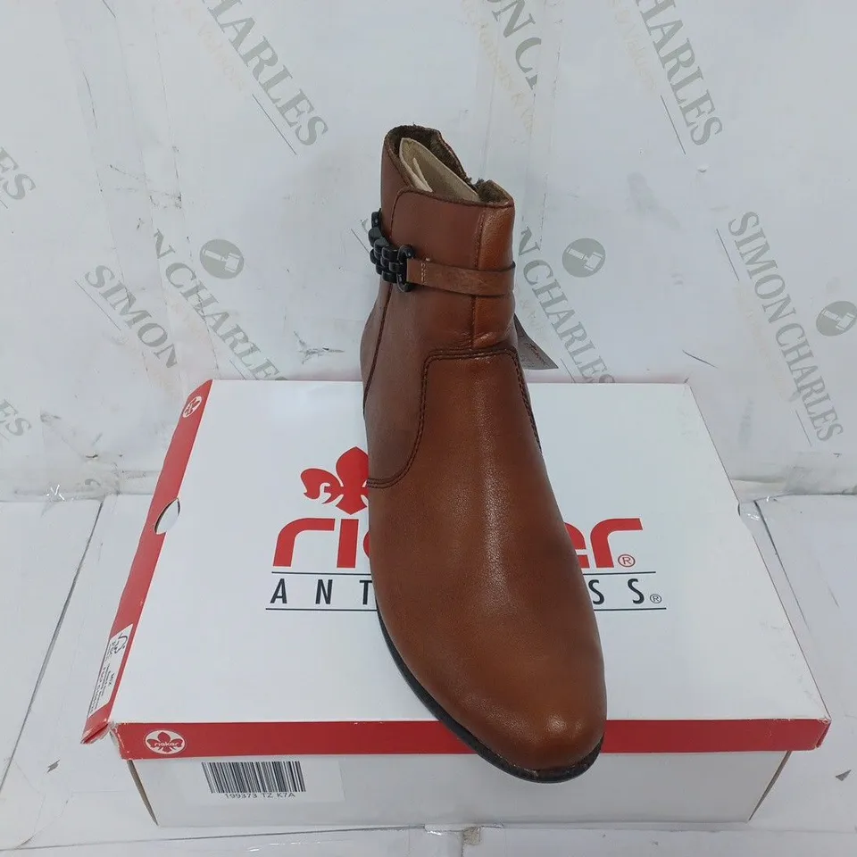 BOXED PAIR OF RIEKER LEATHER CHAIN DETAIL ANKLE BOOTS IN TAN SIZE 7.5