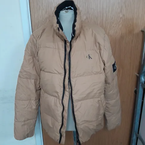 CALVIN KLEIN JEANS PUFFER JACKET IN TAN SIZE M