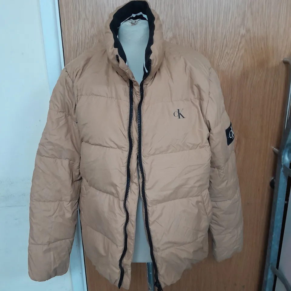 CALVIN KLEIN JEANS PUFFER JACKET IN TAN SIZE M