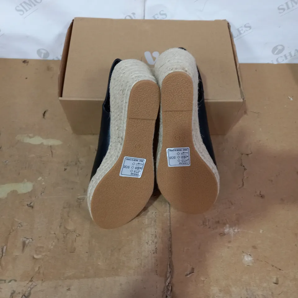 BOXED PAIR OF DESIGNER BLACK WEDGE SHOES SIZE 5
