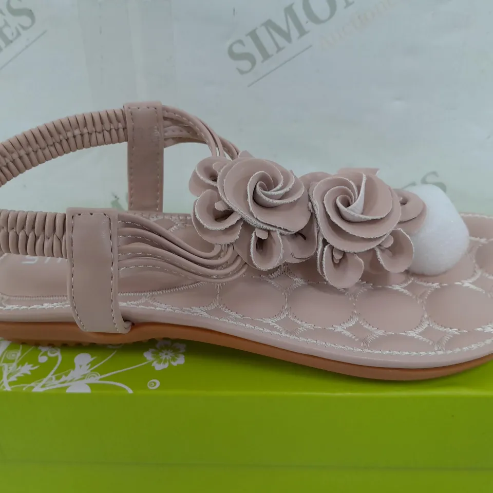 BOXED PAIR OF SIKETU FLORAL DESIGN SLIPPERS IN PINK - SIZE UNSPECIFIED