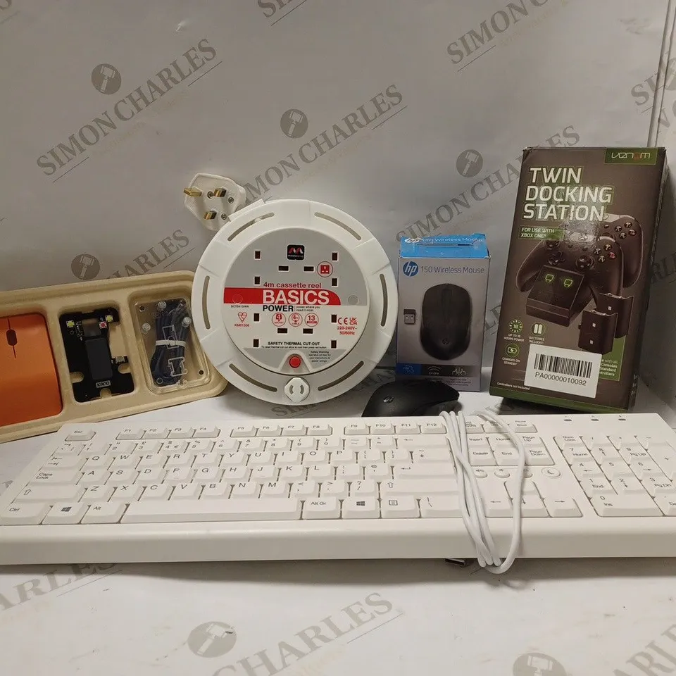 BOX OF APPROX 15 ASSORTED ITEMS TO INCLUDE - XBOX ONE CONTROLLER RECHARGEABLE DOCK - EXTENSION LEAD - KANO DIY MOUSE ECT