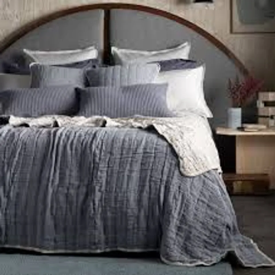 SECRET LINEN STORE QUILTED THROW LIGHT GREY KING