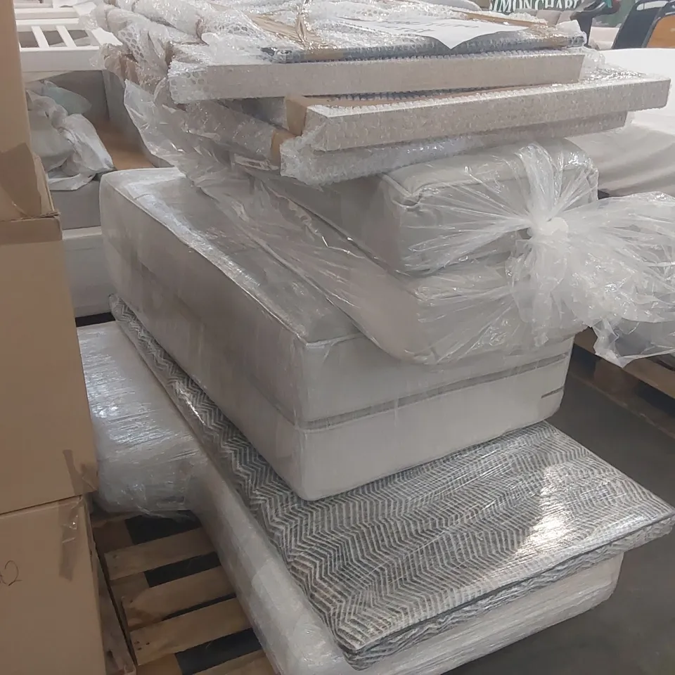 PALLET OF ASSORTED HOME FURNISHINGS TO INCLUDE: SOFA CUSHIONS, WALL DECORATIONS ECT