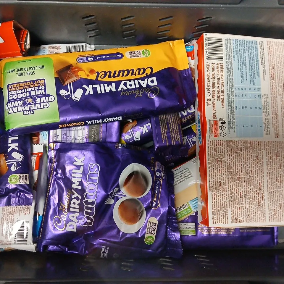 APPROXIMATELY 12 ASSORTED CHOCOLATE FOOD ITEMS TO INCLUDE KINDER DELICE, DAIRY MILK BAR, KINDER BUENO, ETC