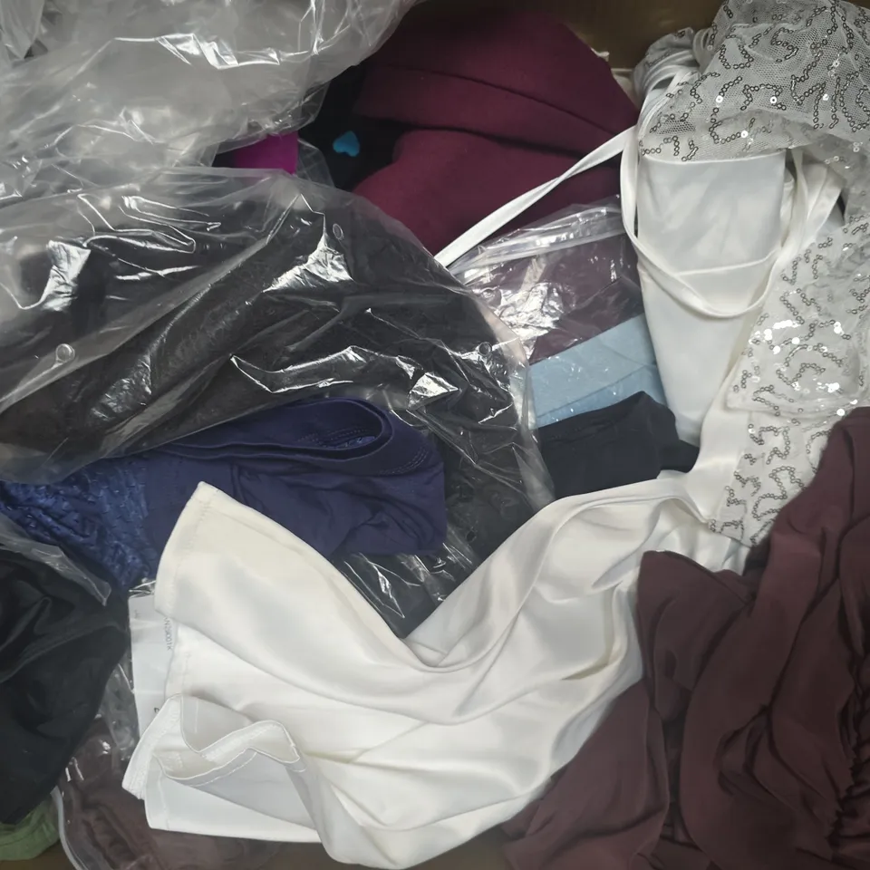 APPROXIMATELY 20 ASSORTED CLOTHING AND FASHION PRODUCTS IN VARIOUS STYLES AND SIZES - COLLECTION ONLY