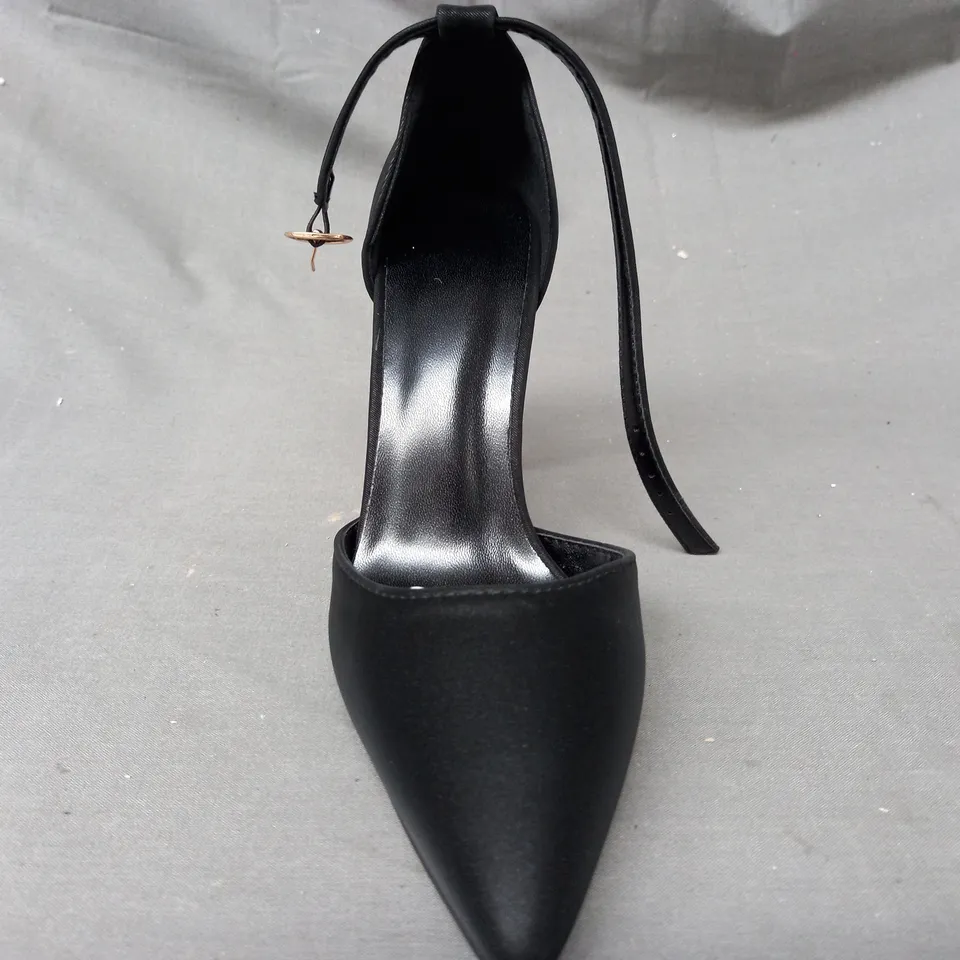 BOXED PAIR OF DESIGNER POINTED TOE HEELS IN BLACK EU SIZE 36